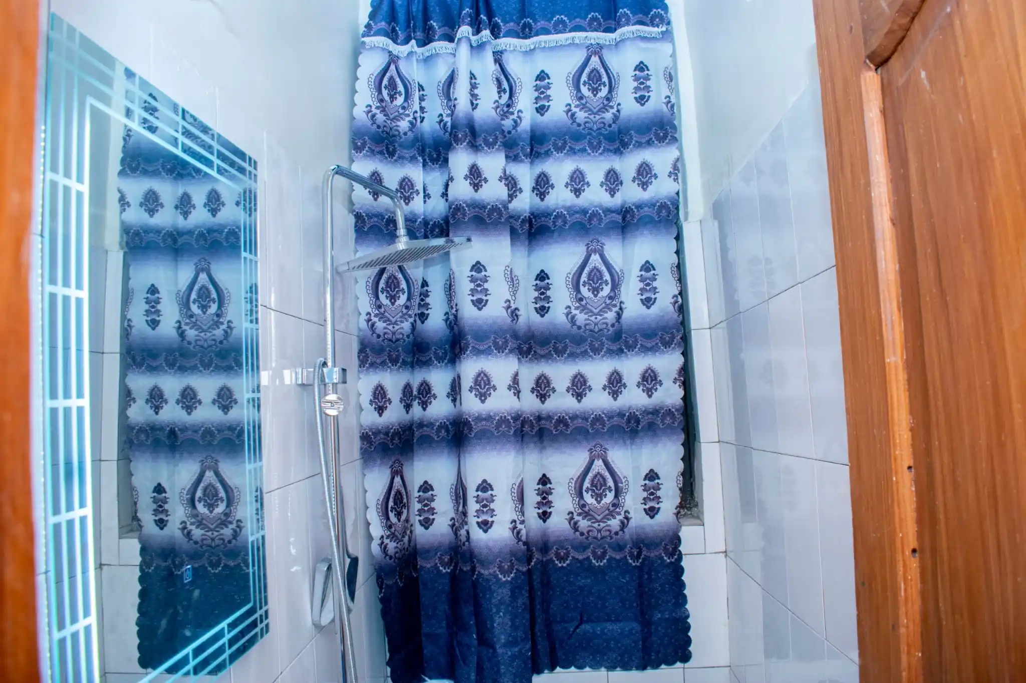 Appartement VIP — Salle d'eau avec douche pluie